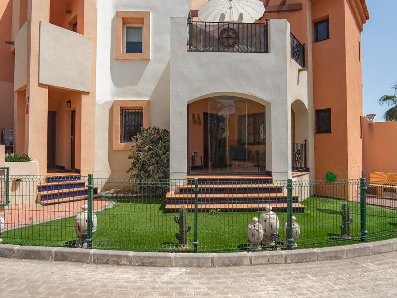 Vista exterior de Pis en venda en Torrevieja amb Aire condicionat, Calefacció i Jardí privat