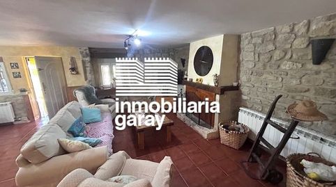 Casa de piedra, restaurada con  terreno