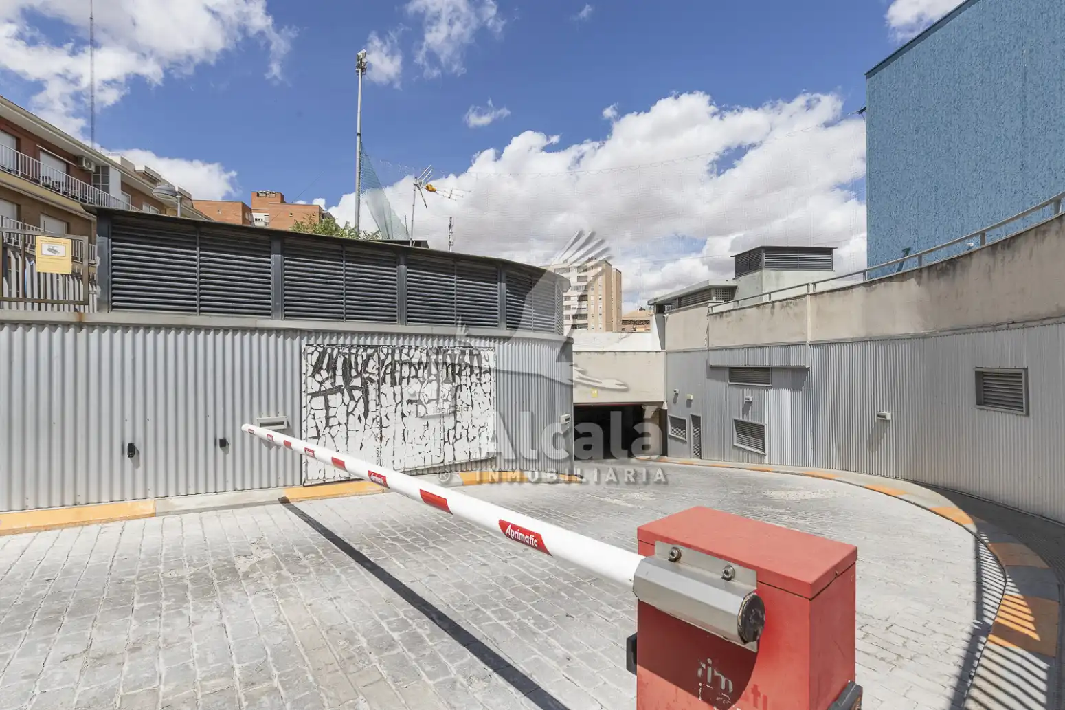 Außenansicht von Garage zum Verkauf in Guadalajara