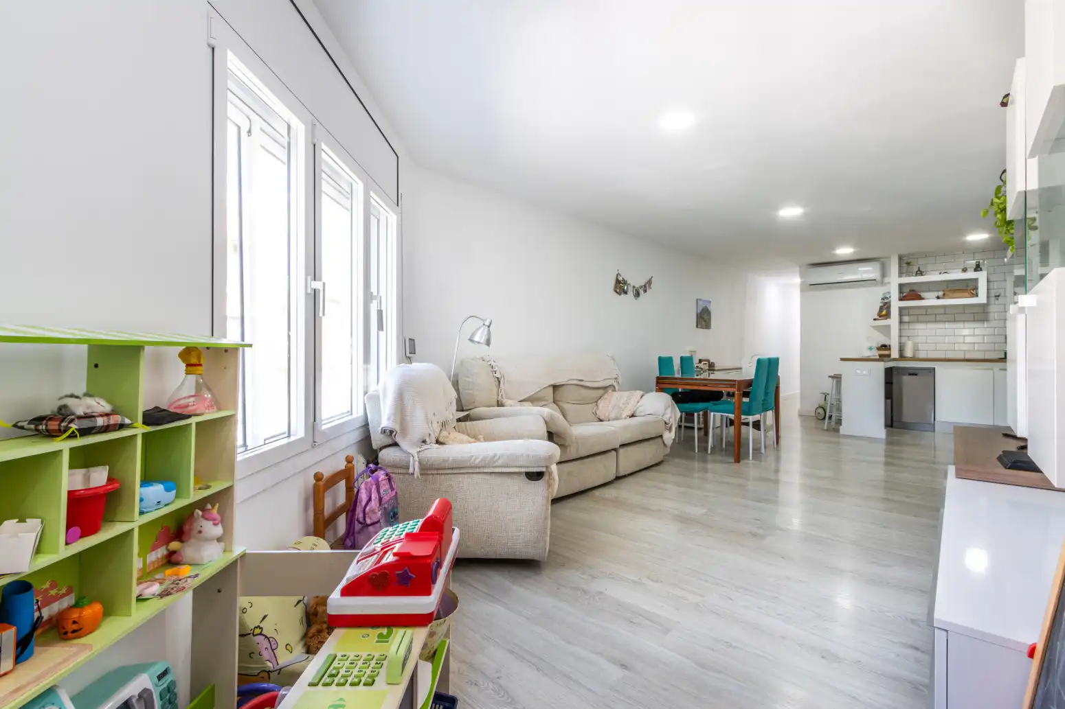 Living room of Flat for sale in Terrassa  with Heating, Parquet flooring and Terrace