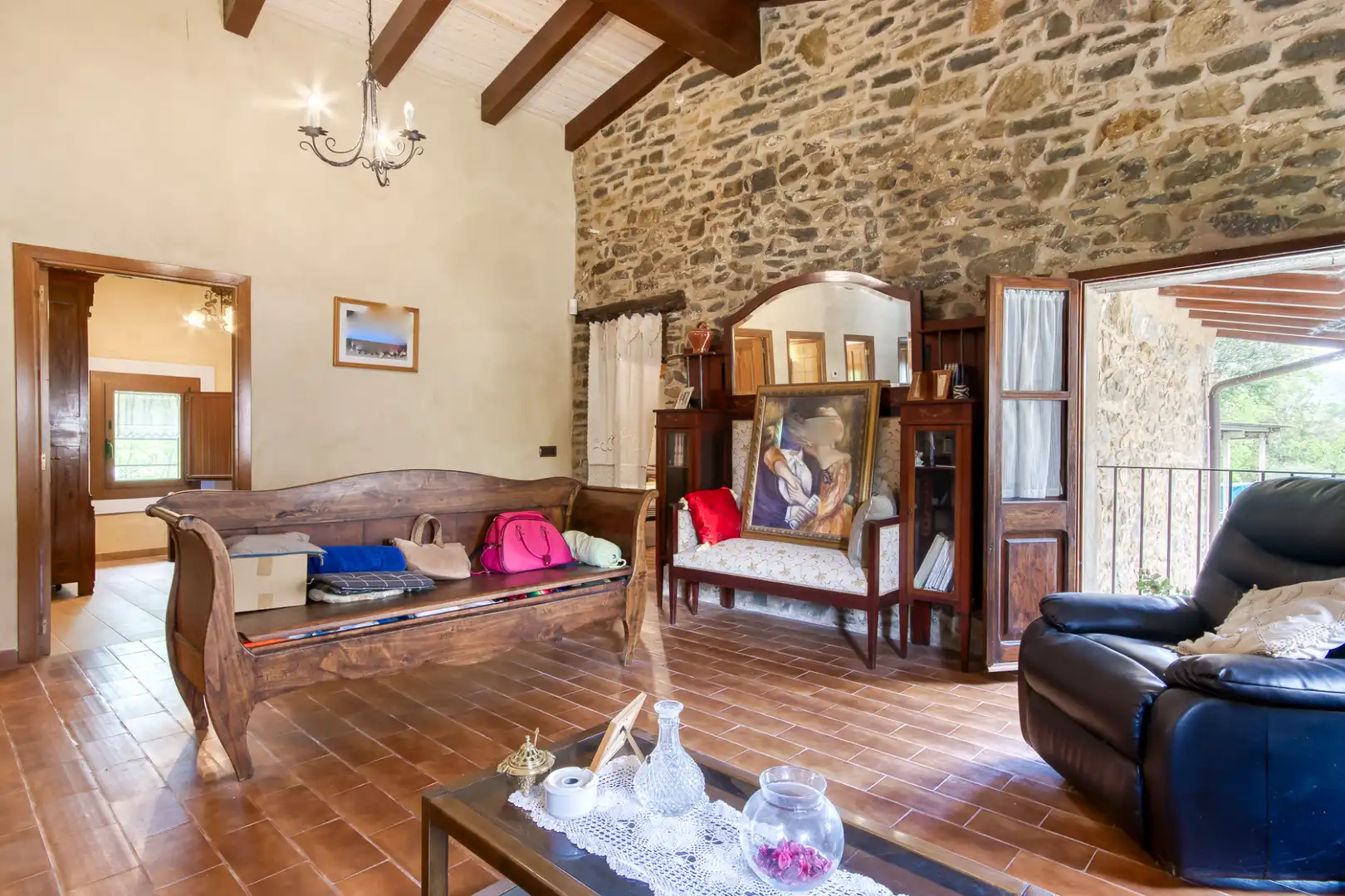 Wohnzimmer von Country house zum Verkauf in Sant Joan Les Fonts mit Klimaanlage, Heizung und Privatgarten