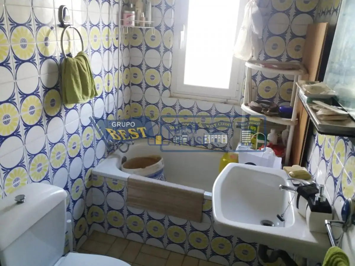 Bathroom of Houses for sale in Chozas de Abajo  with Heating, Private garden and Parquet flooring