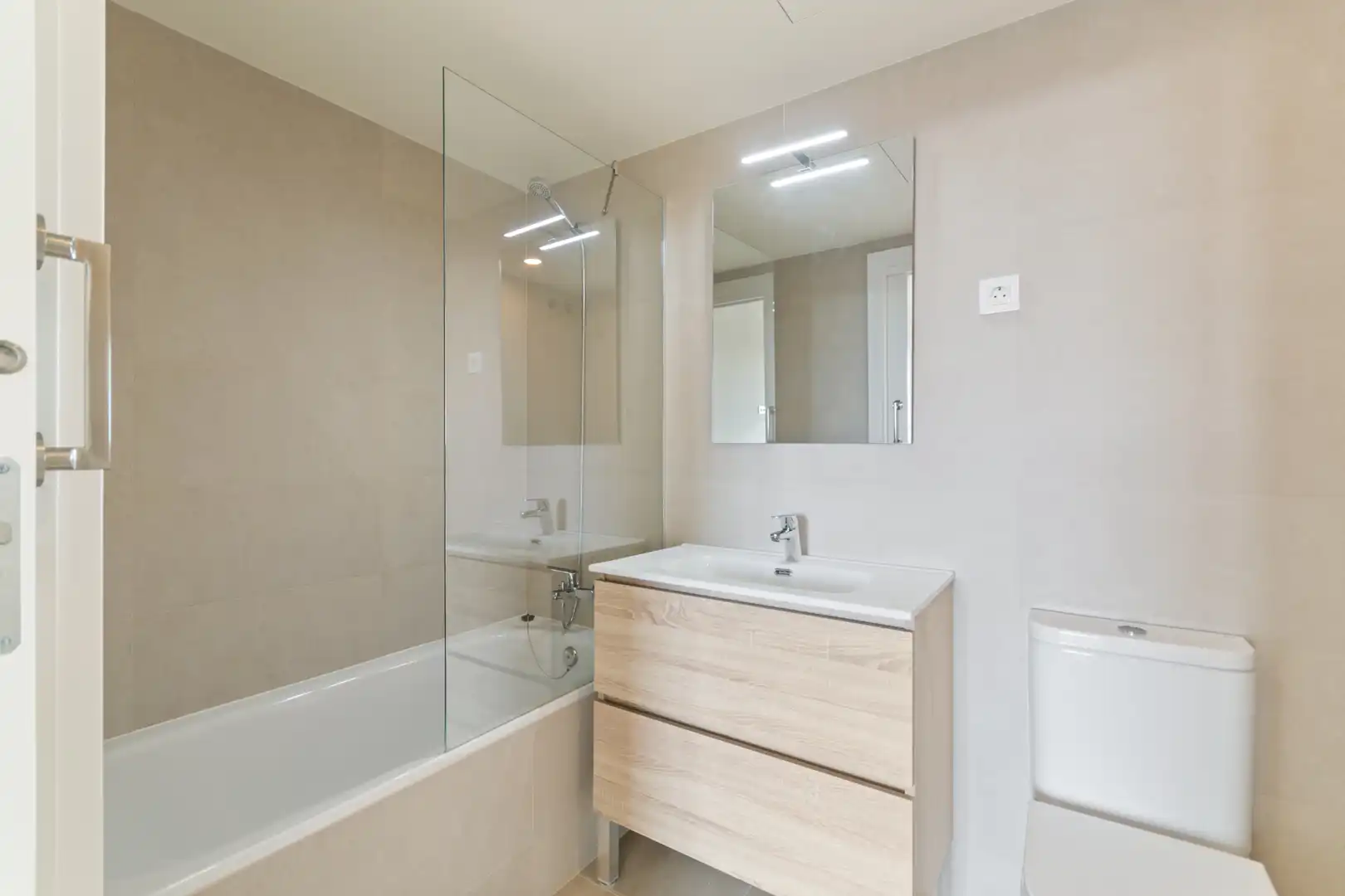 Badezimmer von Wohnung zur Miete in Esplugues de Llobregat mit Klimaanlage, Heizung und Terrasse