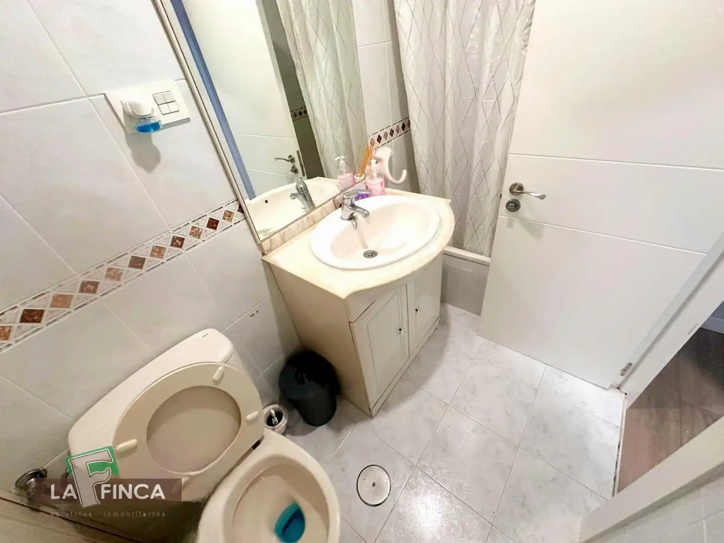 Baño de Piso en venta en Oviedo  con Calefacción y Trastero
