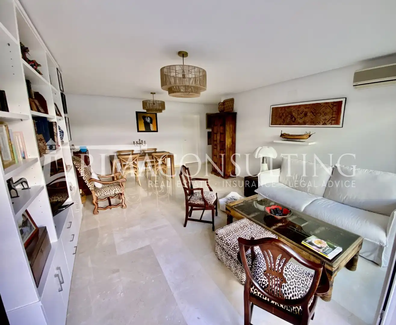 Wohnzimmer von Erdgeschoss zum Verkauf in Marbella mit Klimaanlage, Privatgarten und Terrasse