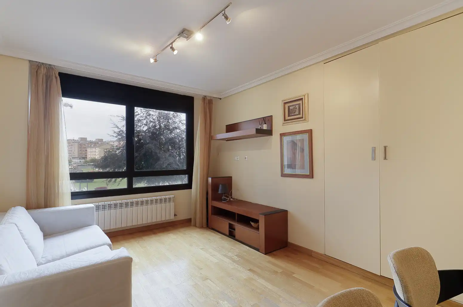 Sala d'estar de Pis en venda en Oviedo  amb Calefacció i Traster