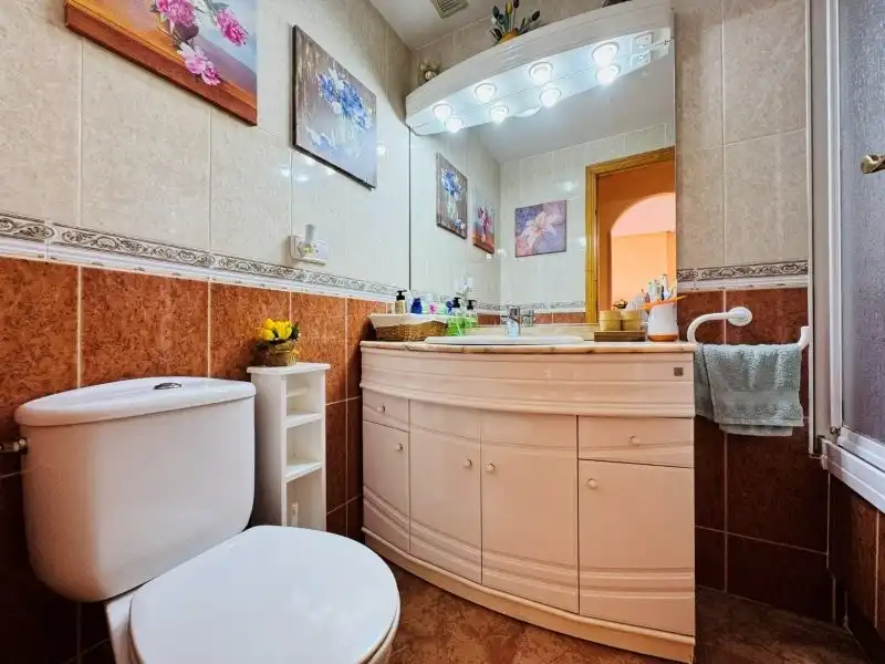 Bany de Apartament en venda en Torrevieja amb Terrassa, Piscina i Moblat
