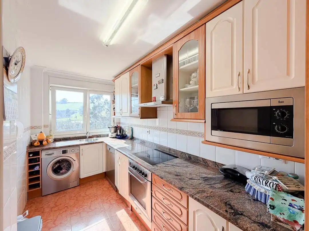 Cocina de Piso en venta en Santa Cruz de Bezana con Calefacción, Terraza y Trastero