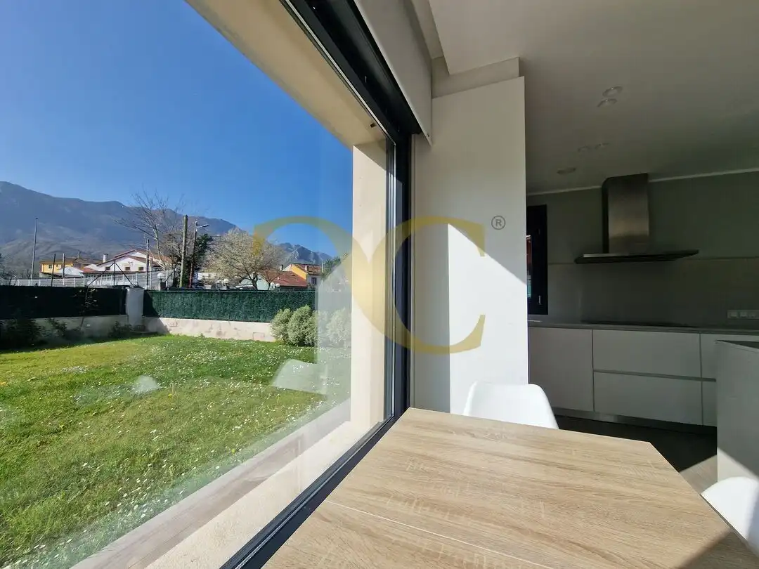 Vista exterior de Casa o xalet en venda en Llanes amb Calefacció, Jardí privat i Terrassa