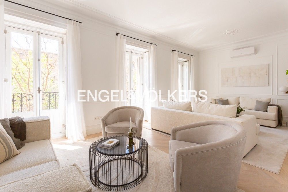 Living room of Apartment for sale in  Madrid Capital  with Air Conditioner, Heating and Furnished