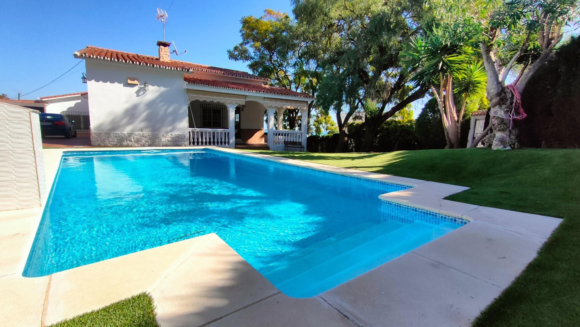 Piscina de Casa o xalet en venda en Torremolinos amb Aire condicionat, Calefacció i Jardí privat