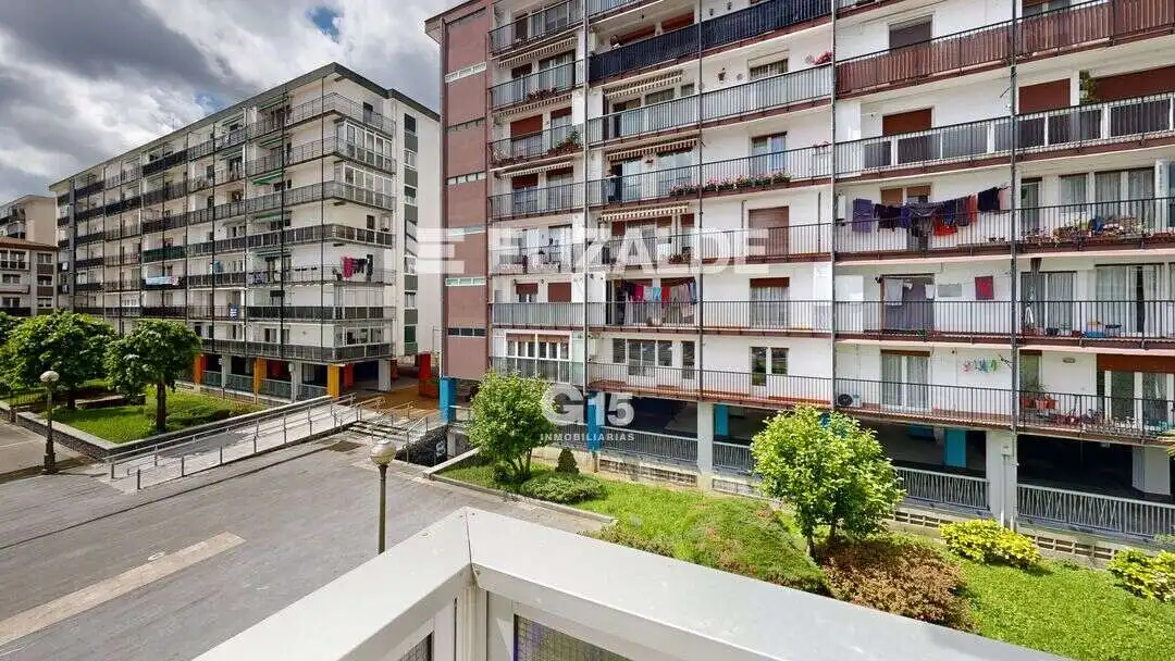 Vista exterior de Piso en venta en Lasarte-Oria con Balcón