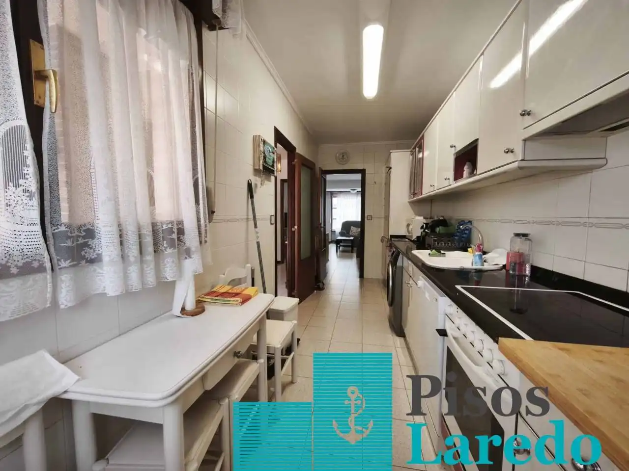 Cuina de Casa adosada en venda en Laredo amb Calefacció, Jardí privat i Parquet
