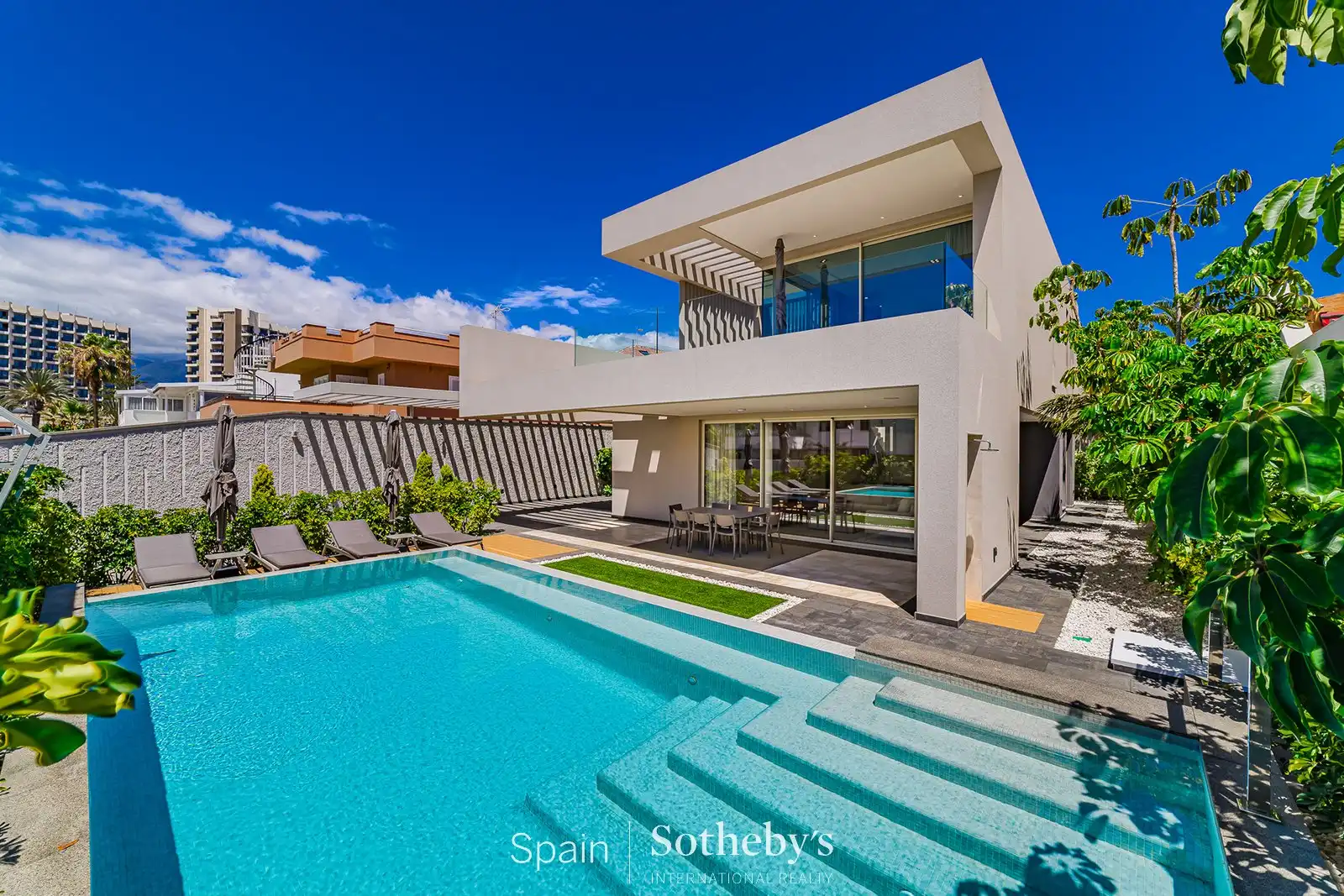 Casa amb piscina en venda a Calle Montevideo