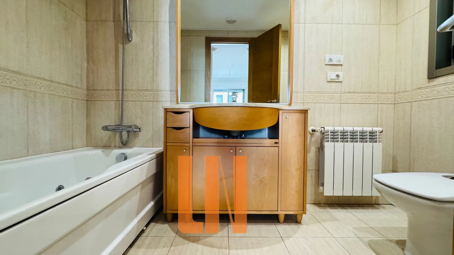 Badezimmer von Wohnung zur Miete in A Coruña Capital  mit Heizung, Abstellraum und Ofen