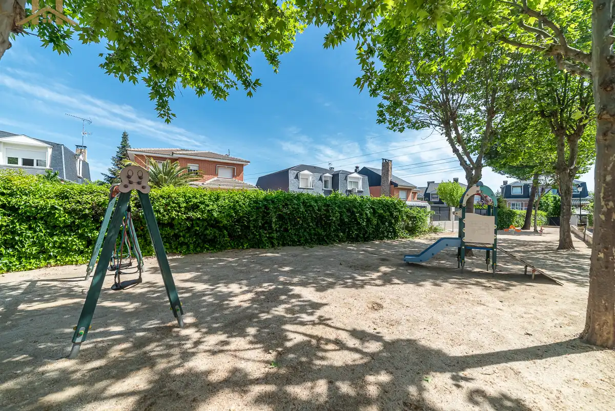 Vista exterior de Casa o xalet en venda en Arroyomolinos (Madrid) amb Aire condicionat, Calefacció i Jardí privat