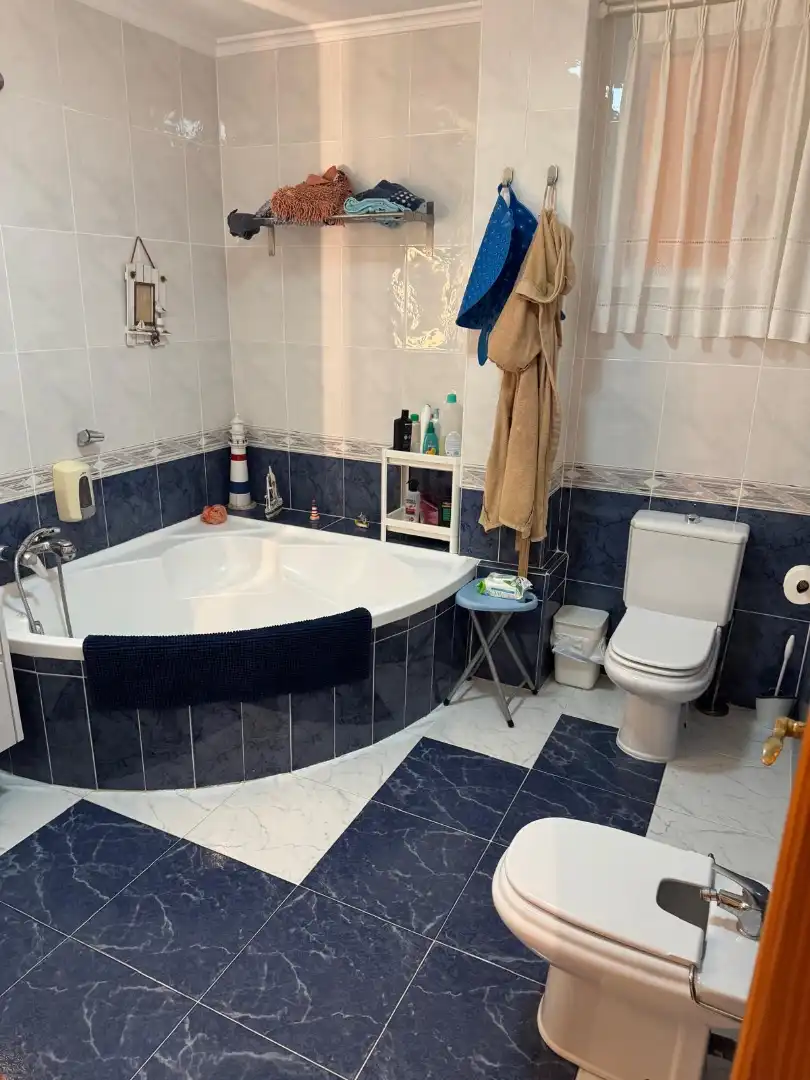 Bany de Casa o xalet en venda en Chiva amb Aire condicionat, Calefacció i Jardí privat