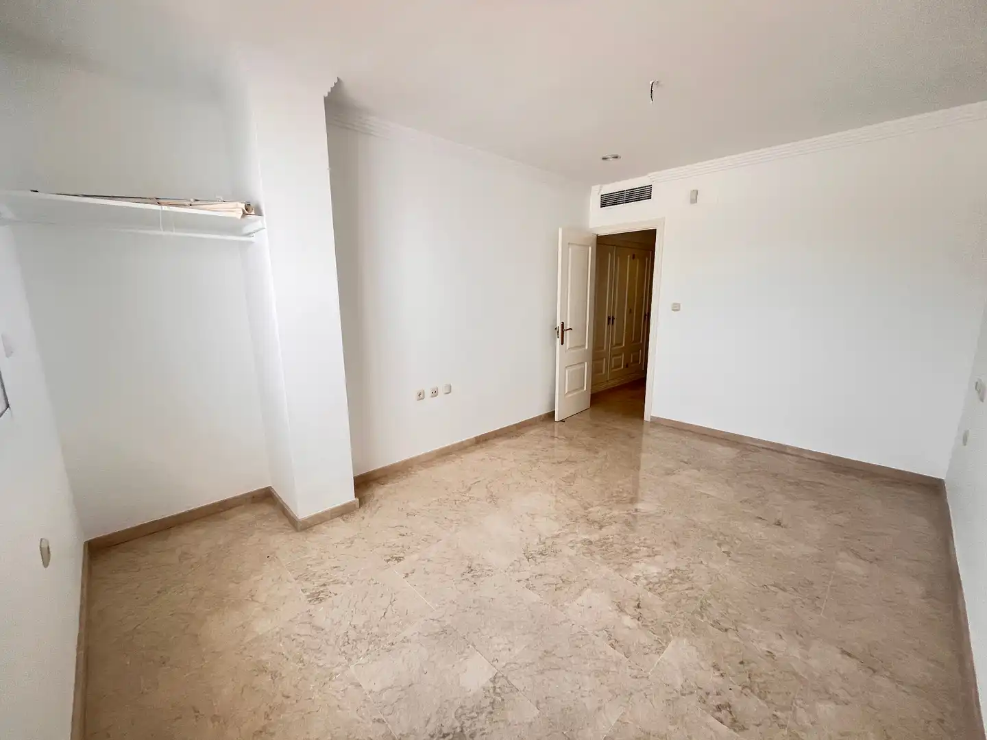 Dachboden zur Miete in Marbella mit Klimaanlage, Terrasse und Abstellraum