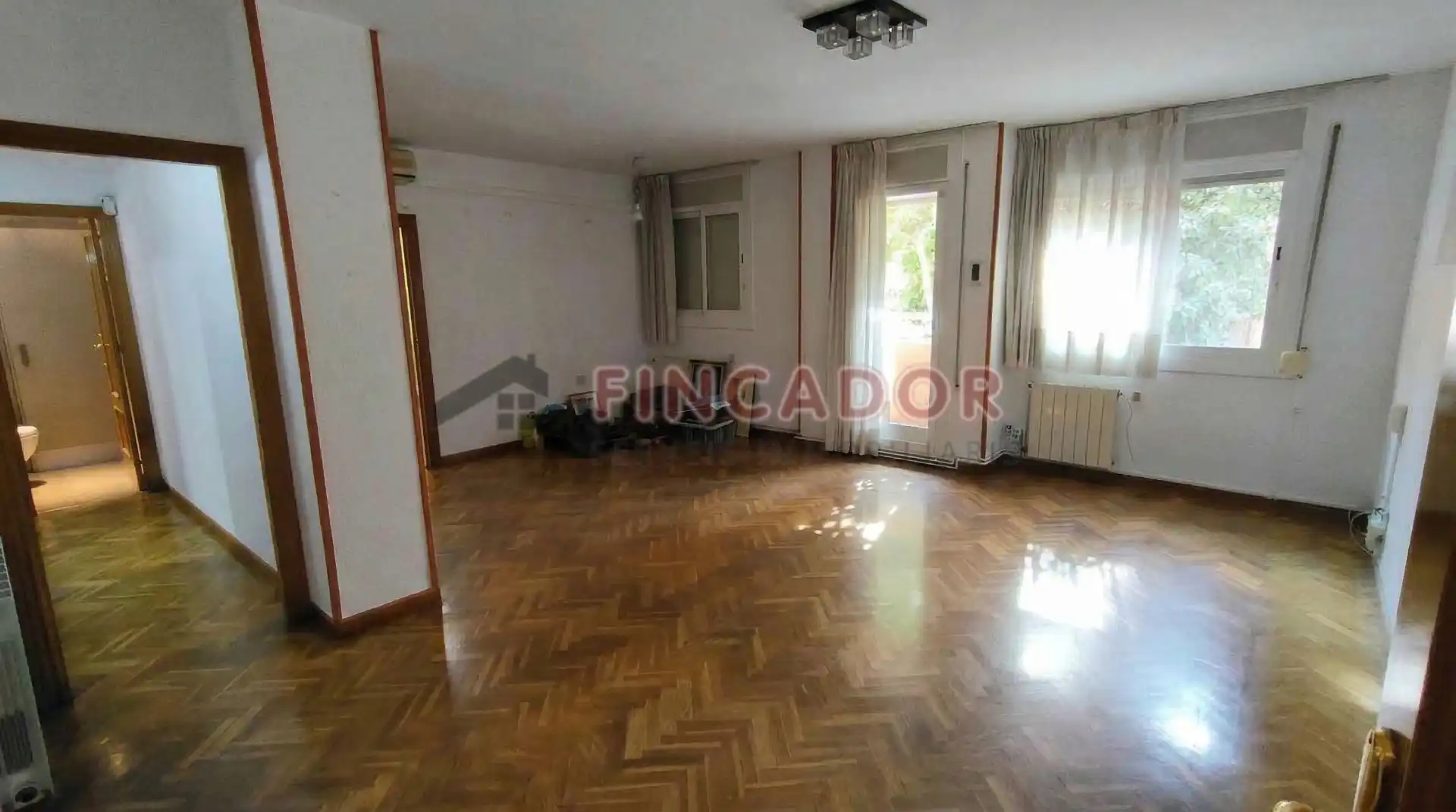 Sala de estar de Piso en venta en Cornellà de Llobregat con Calefacción, Parquet y Balcón