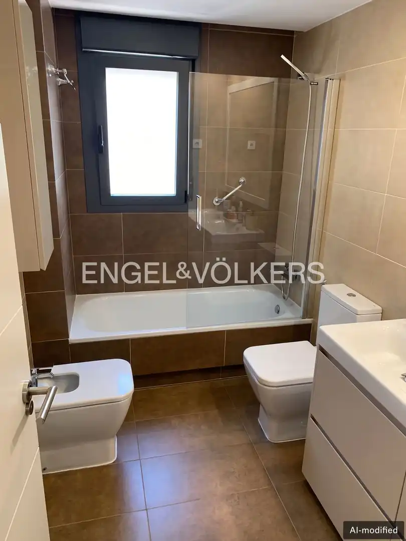 Badezimmer von Wohnung zur Miete in Madrid mit Klimaanlage, Heizung und Privatgarten