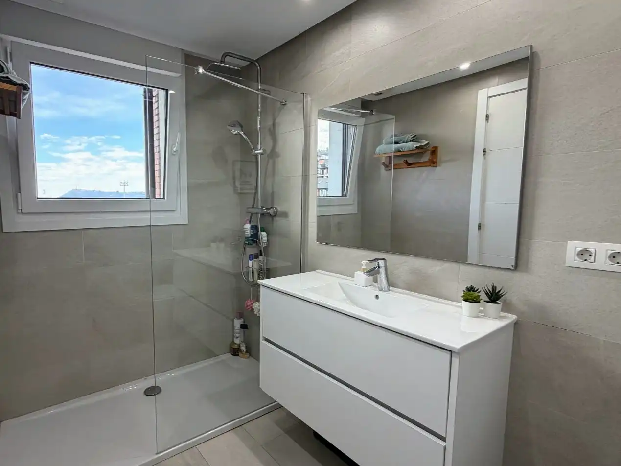 Bathroom of Houses for sale in Bilbao   with Terrace and Balcony