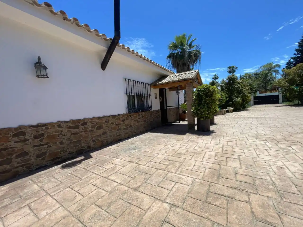 Vista exterior de Finca rústica en venda en Estepona amb Aire condicionat, Calefacció i Jardí privat