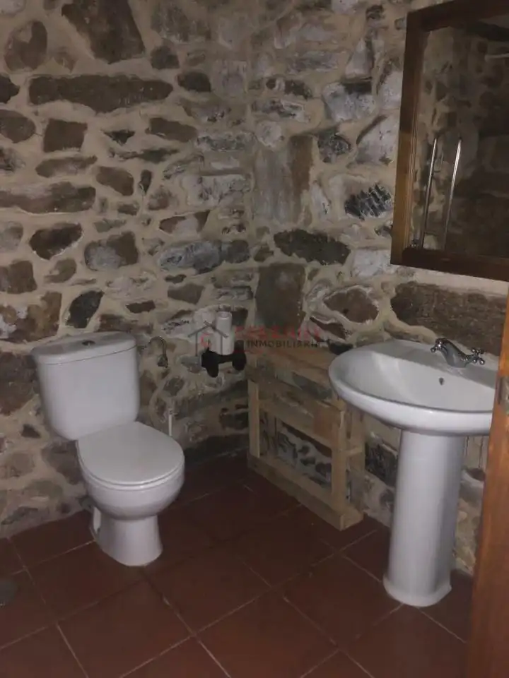 Bany de Local en venda en A Pobra de Trives  amb Aire condicionat i Moblat