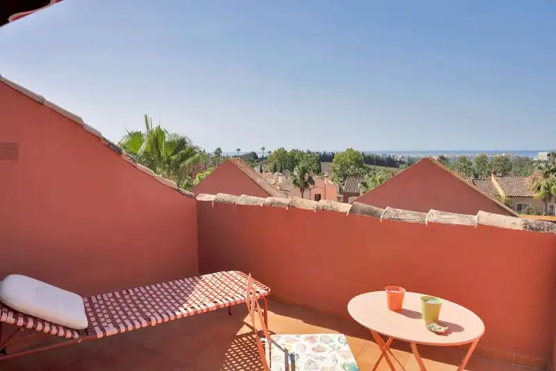 Terrasse von Dachboden zur Miete in Marbella mit Klimaanlage, Terrasse und Schwimmbad