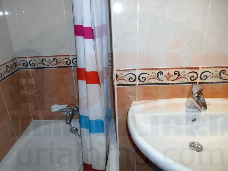 Badezimmer von Wohnung zur Miete in Oviedo  mit Heizung, Abstellraum und Ofen