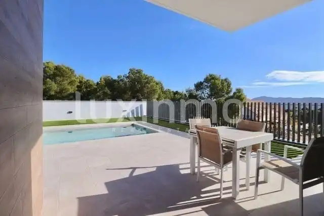Casa aparellada amb piscina en venda a Coloma, imagen 3
