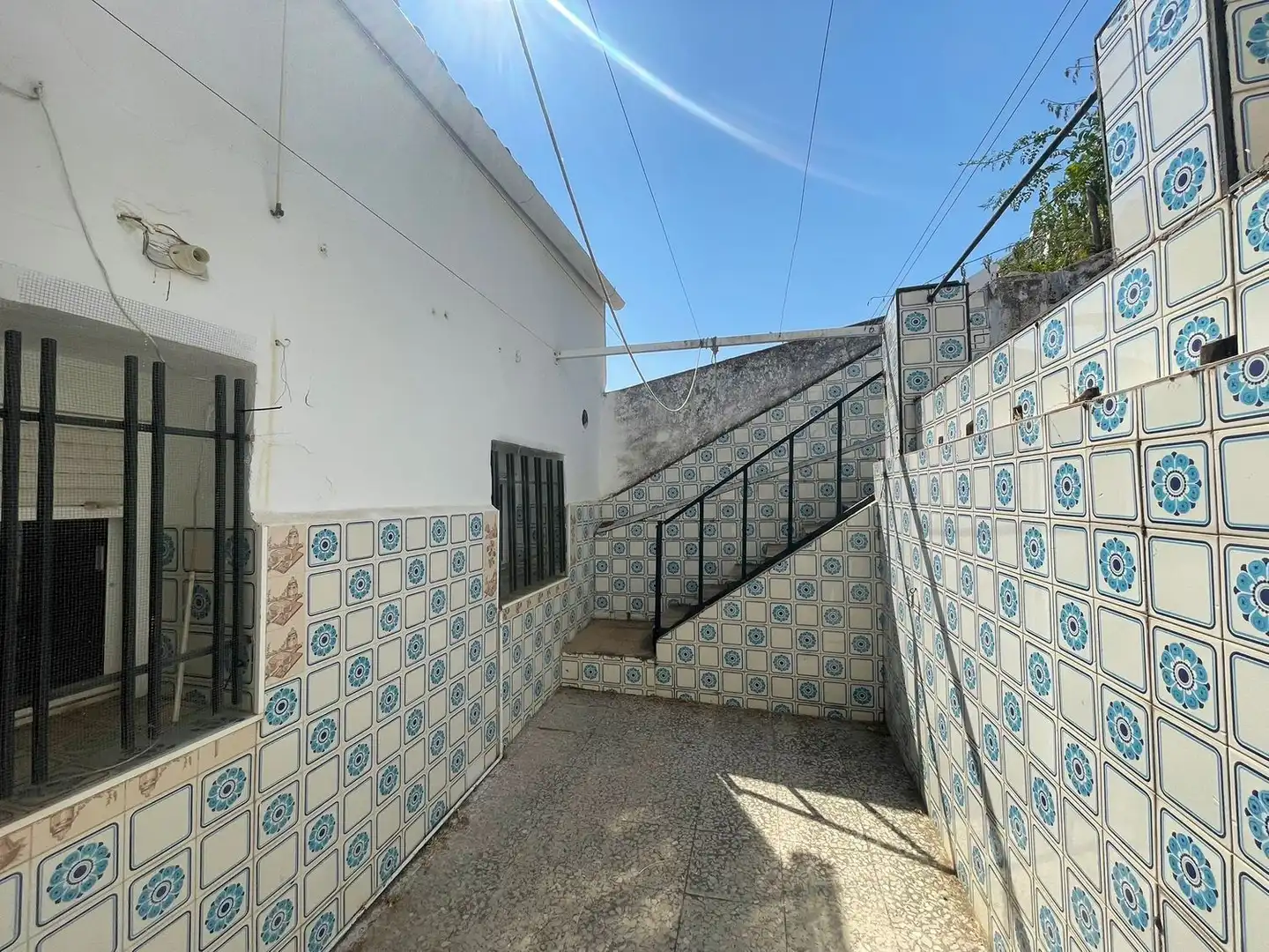 Außenansicht von Wohnung zum Verkauf in Valverde del Camino mit Privatgarten und Abstellraum