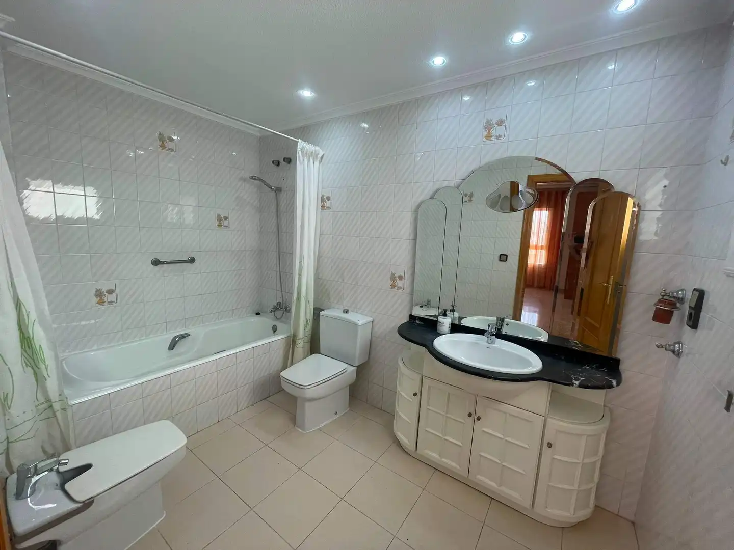 Bathroom of Flat for share in Elche / Elx  with Air Conditioner, Furnished and Balcony