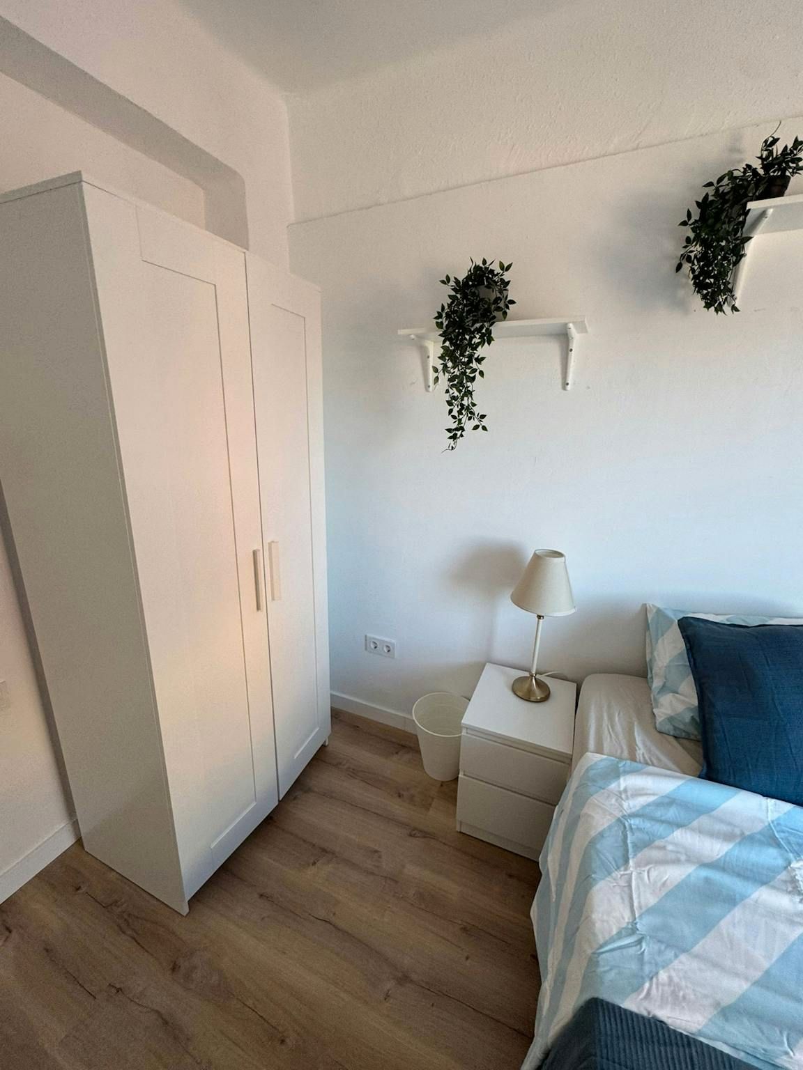 Bedroom of Flat to share in  Valencia Capital  with Washing machine