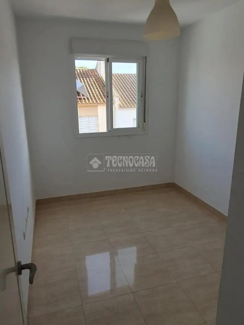 Habitación de Casa adosada en venta en Palomares del Río con Aire acondicionado