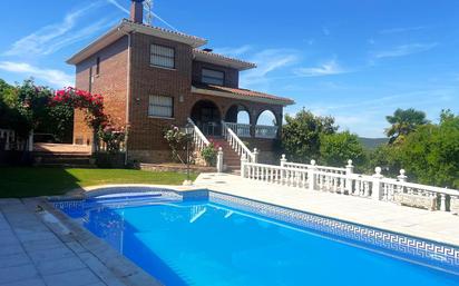 Piscina de Casa o xalet en venda en Fuentenovilla amb Calefacció, Jardí privat i Terrassa
