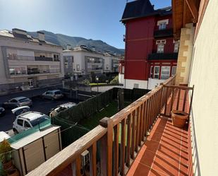 Vista exterior de Casa adosada en venda en Balmaseda amb Calefacció, Parquet i Terrassa