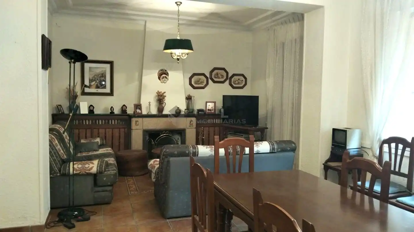 Sala d'estar de Casa o xalet en venda en Utrillas amb Calefacció, Jardí privat i Terrassa