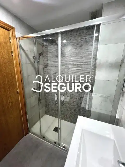 Baño de Piso de alquiler en Pinto con Calefacción y Trastero