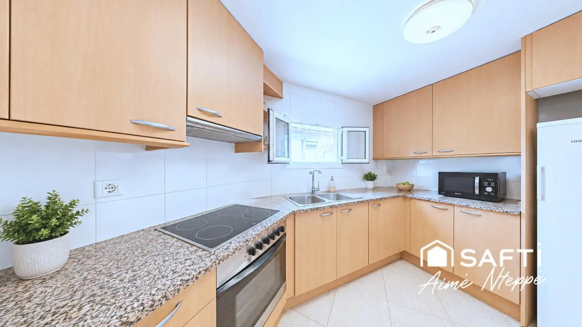 Kitchen of Flat for sale in Girona  with Heating, Furnished and Balcony