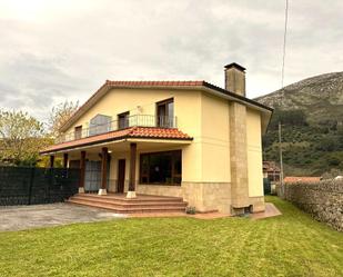 Vista exterior de Casa o xalet en venda en San Felices de Buelna amb Calefacció, Jardí privat i Terrassa