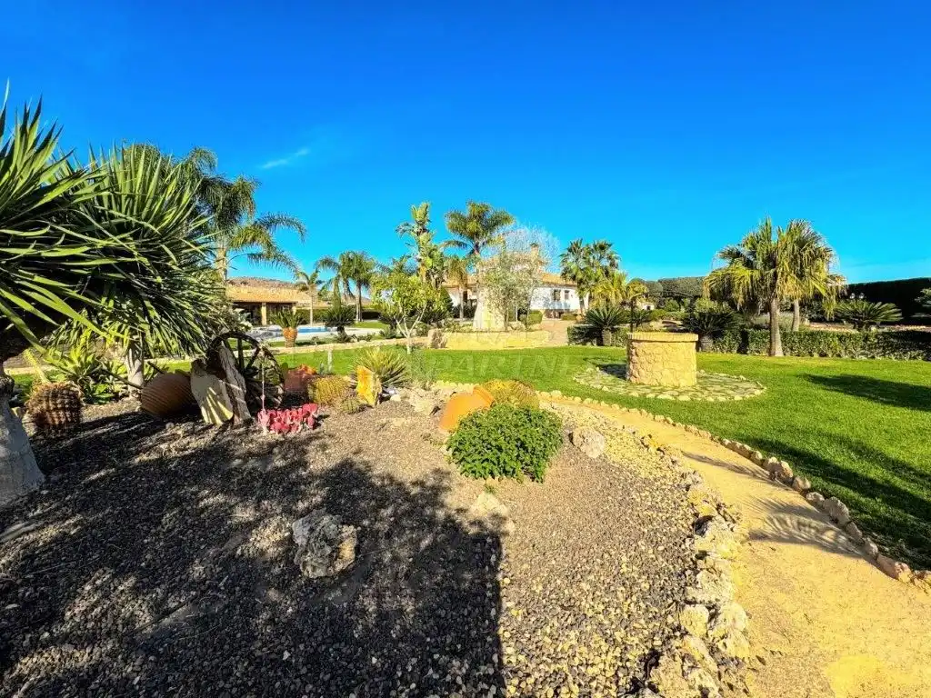 Jardí de Casa o xalet en venda en Orihuela amb Aire condicionat, Jardí privat i Traster