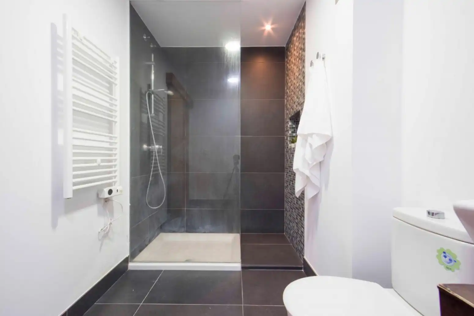Badezimmer von Dachboden zum Verkauf in Rafelbuñol / Rafelbunyol mit Klimaanlage, Heizung und Parkett