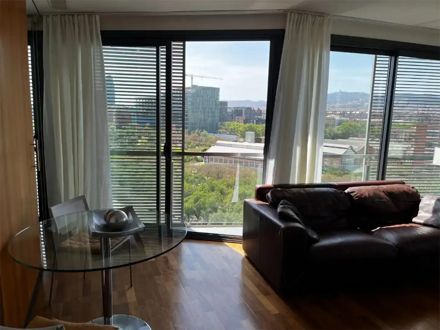 Sala d'estar de Pis en venda en  Barcelona Capital amb Aire condicionat i Balcó