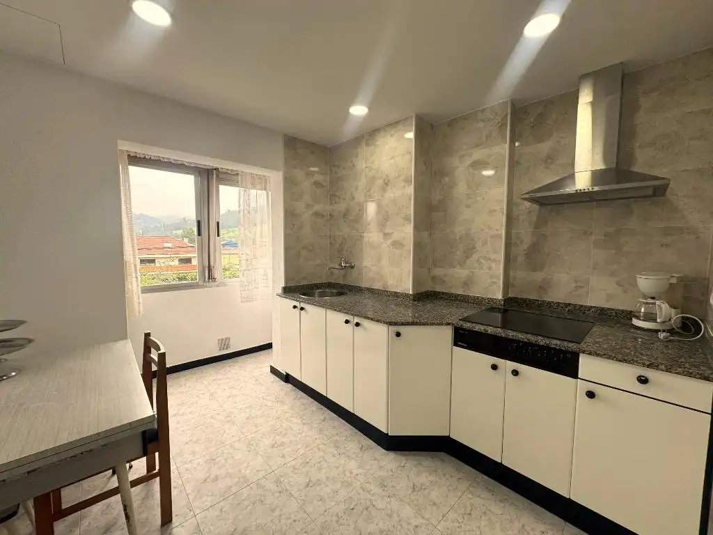 Cocina de Piso de alquiler en Los Corrales de Buelna  con Amueblado