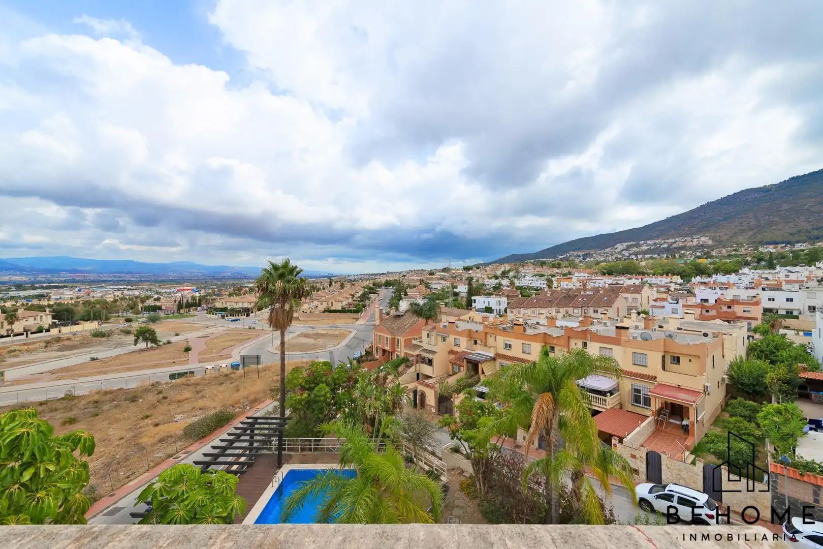 Vista exterior de Casa o xalet en venda en Alhaurín de la Torre amb Aire condicionat, Jardí privat i Terrassa