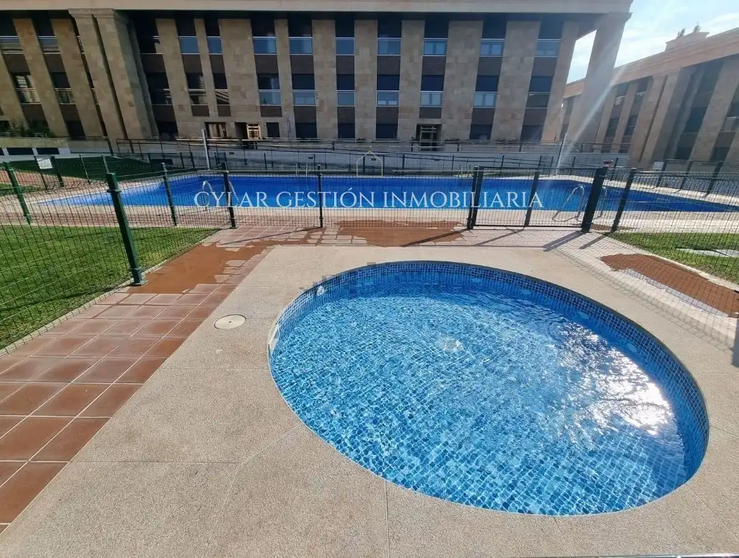 Piscina de Piso de alquiler en Salamanca con Calefacción, Terraza y Piscina