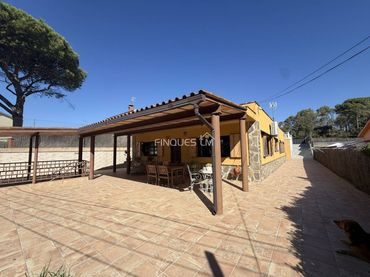 Casa con piscina en venta en Calle Verge de Montserrat 4