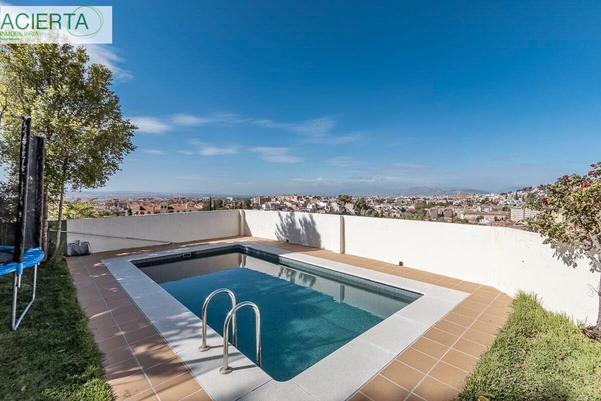 Piscina de Casa o xalet en venda en  Granada Capital amb Aire condicionat, Calefacció i Jardí privat