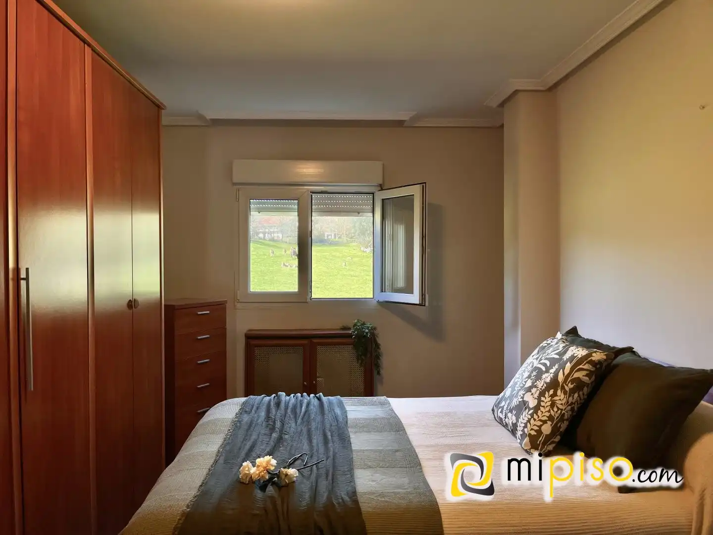 Habitación de Casa adosada en venta en Ruesga con Calefacción, Terraza y Amueblado