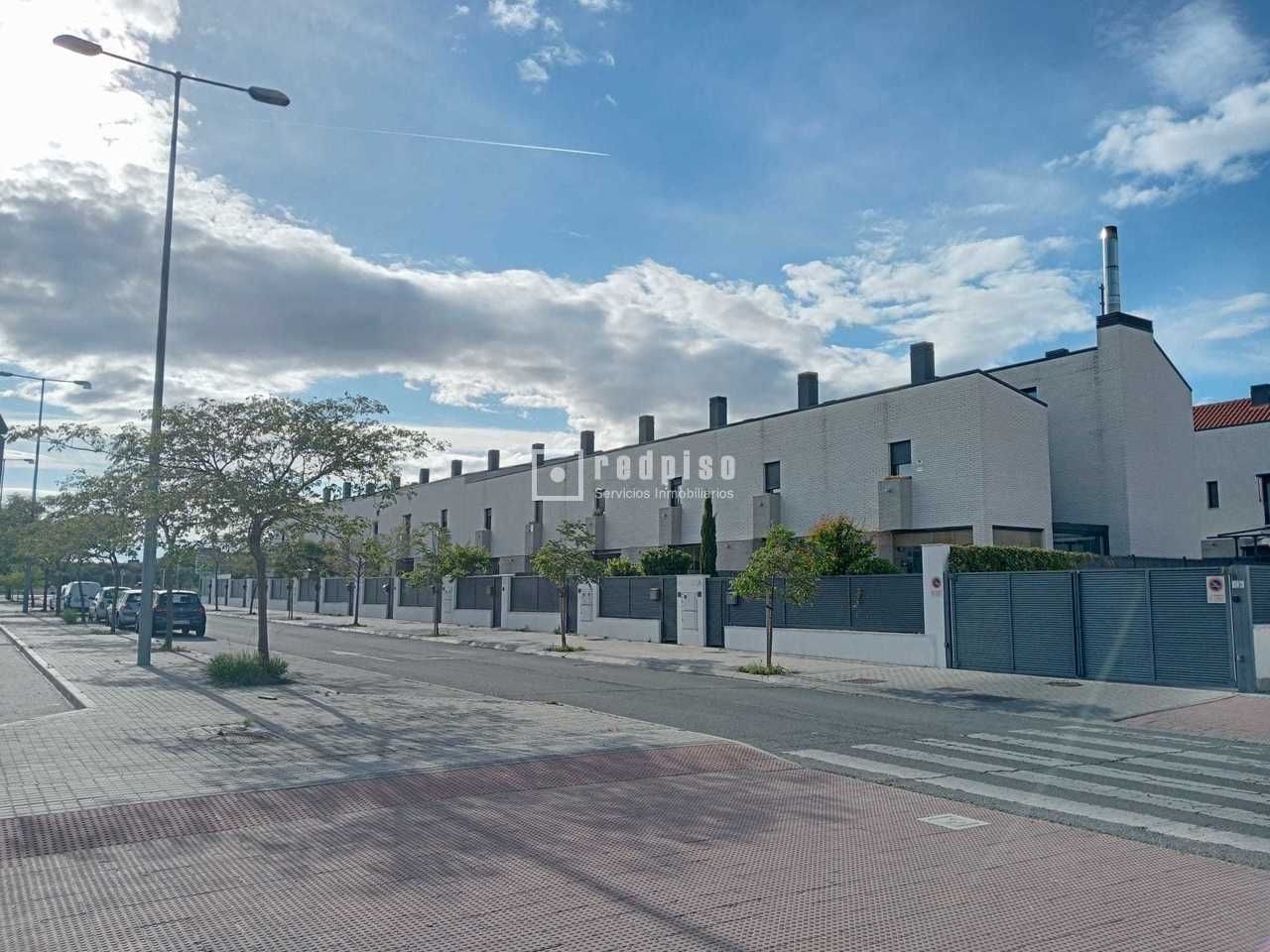 Vista exterior de Casa o xalet en venda en Alcorcón amb Calefacció, Terrassa i Traster